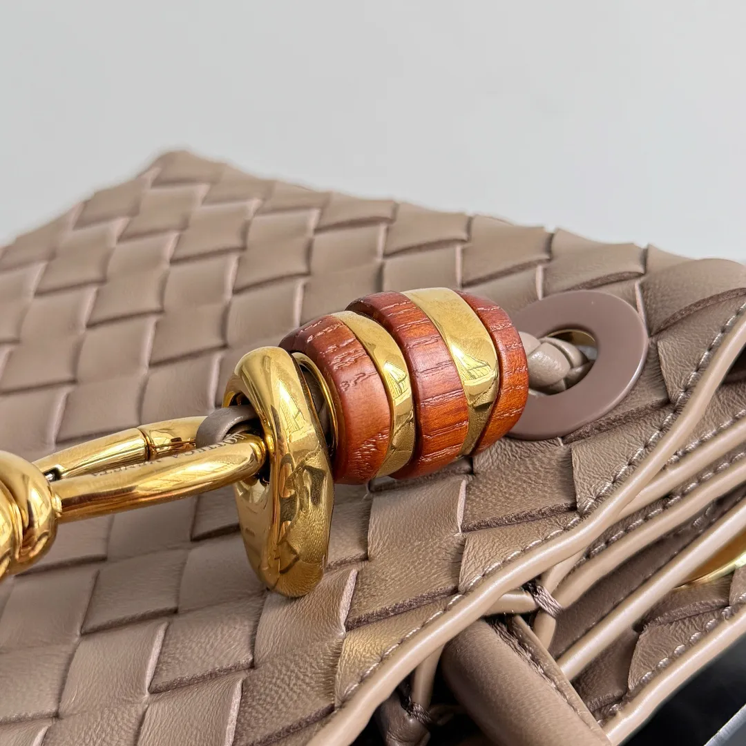 The new Andiamo batch of 3060 BV is shipped‼ ️The classic intercciato weaving process is used to create a soft bag, the metal knot is made of micro-cast aluminum using jewelry technology🪢, and the decorative beads are made of metal and hand-polished oak, allowing you to jump repeatedly between elegance and fun💃, making it unpredictable. Classic and versatile, it shows off your temperament, and the bag has a large capacity, making it very convenient for daily commuting! It has a variety of carrying methods, the shoulder straps can be adjusted by yourself, the original lambskin feels soft and delicate, and the unisex style breaks gender boundaries and brings a more practical and long-lasting use experience. The Andiamo, which has both elegant and casual styles, perfectly interprets the "fashionable old money style". Style number: 743568+wood hardware Color: pine cone brown Size: 25*22*10.5cm